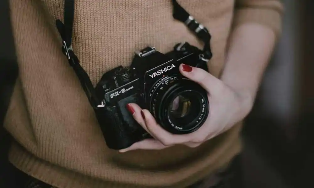 港星周家蔚洪天明夫妇举家迁深，宣布永不回港