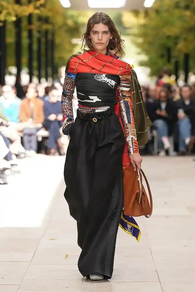 巴黎时装周惊艳时刻：CELINE春夏新装震撼发布，重塑时尚边界