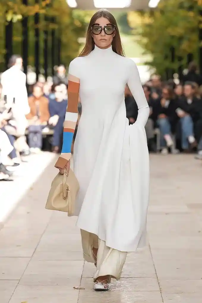 巴黎时装周惊艳时刻：CELINE春夏新装震撼发布，重塑时尚边界