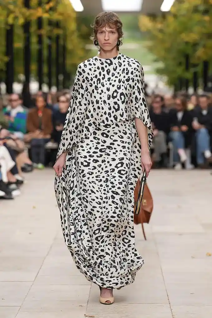 巴黎时装周惊艳时刻：CELINE春夏新装震撼发布，重塑时尚边界