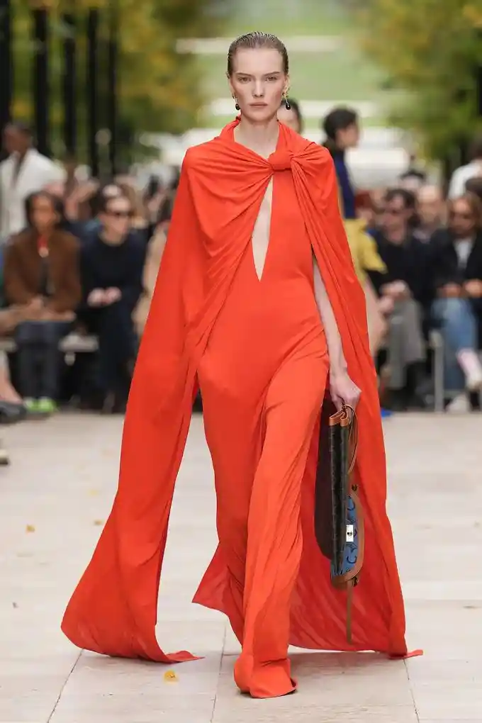 巴黎时装周惊艳时刻：CELINE春夏新装震撼发布，重塑时尚边界