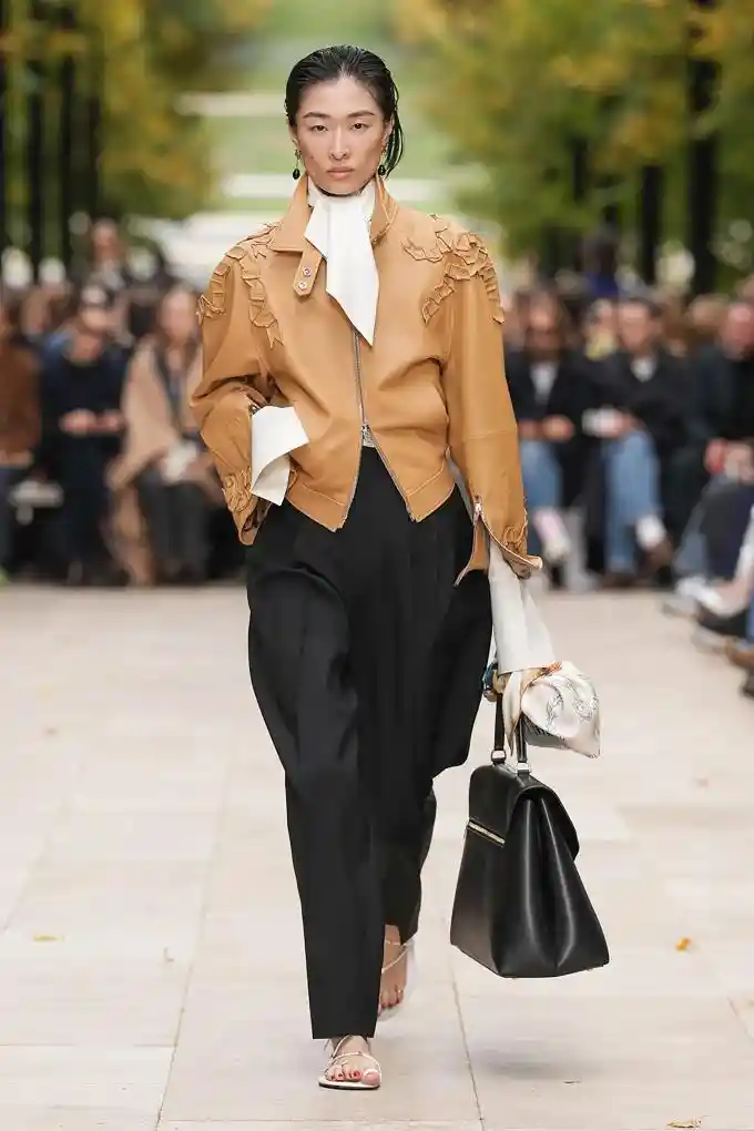 巴黎时装周惊艳时刻：CELINE春夏新装震撼发布，重塑时尚边界