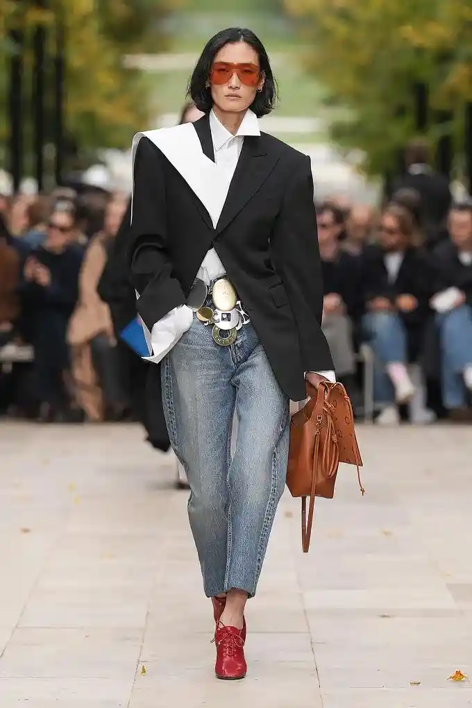 巴黎时装周惊艳时刻：CELINE春夏新装震撼发布，重塑时尚边界