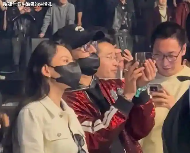 汪峰森林北机场热拥难分，恋爱18个月情深依旧引热议