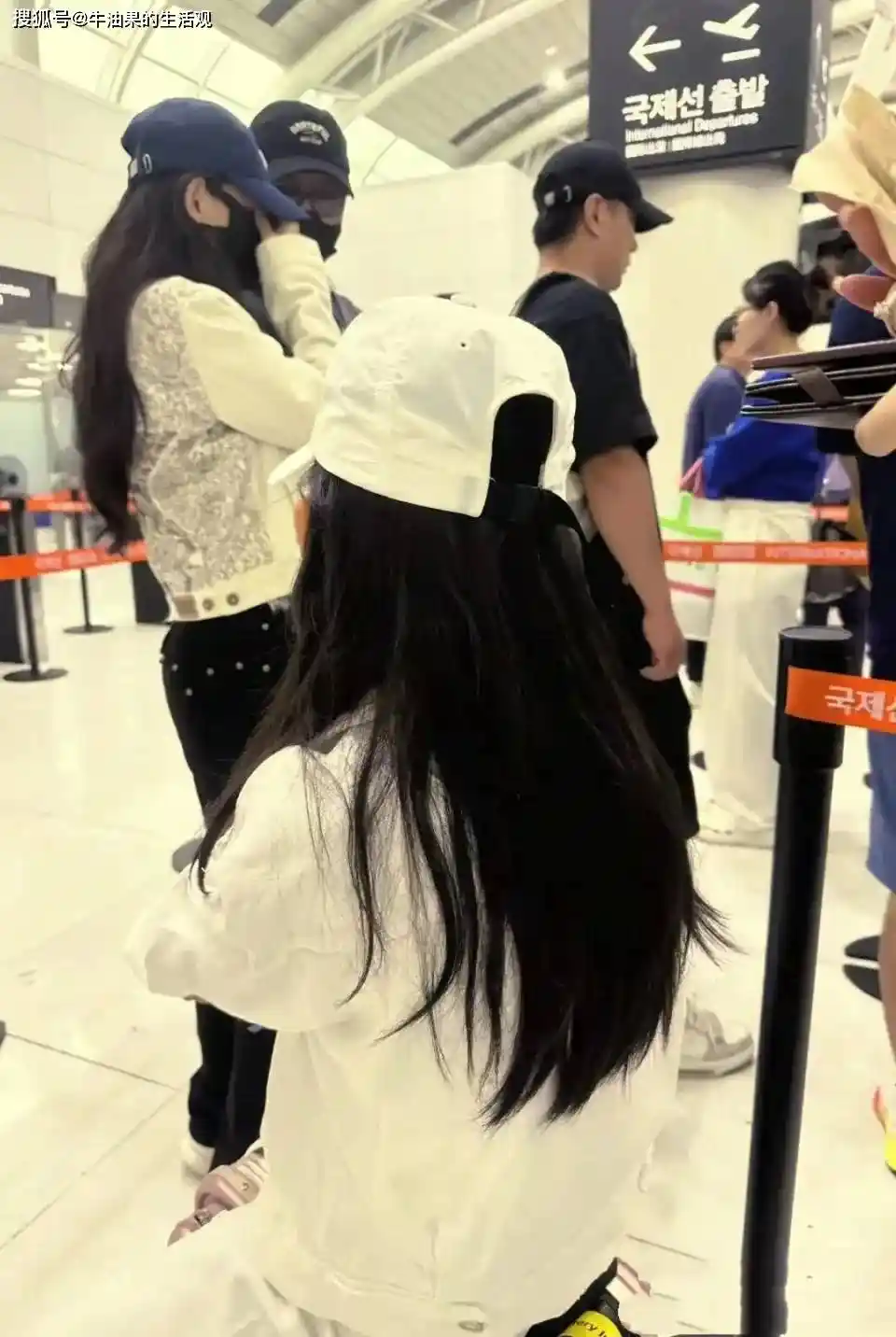 汪峰森林北机场热拥难分，恋爱18个月情深依旧引热议