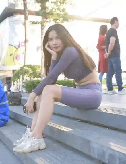 紫韵街惊现瑜伽女神：一袭紧身装引爆全城视线