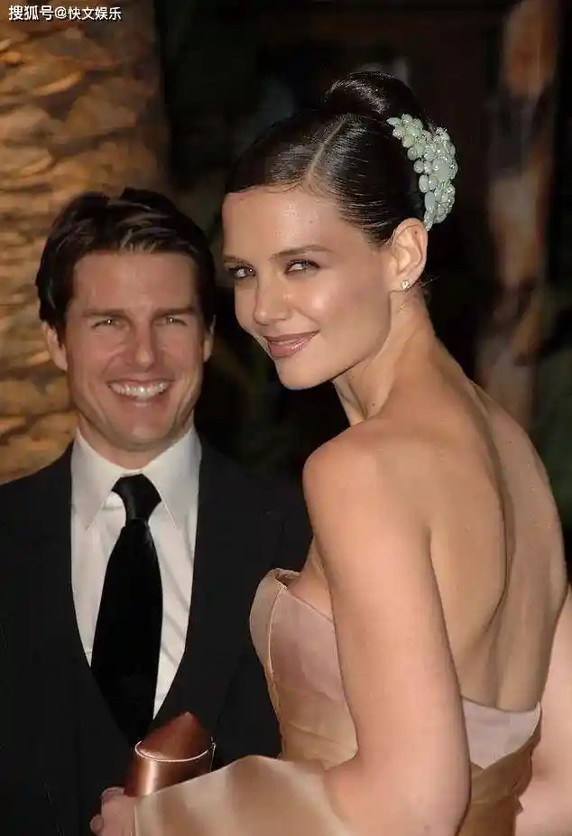 阿汤哥街头牵手神秘女，身材火辣再掀感情风波