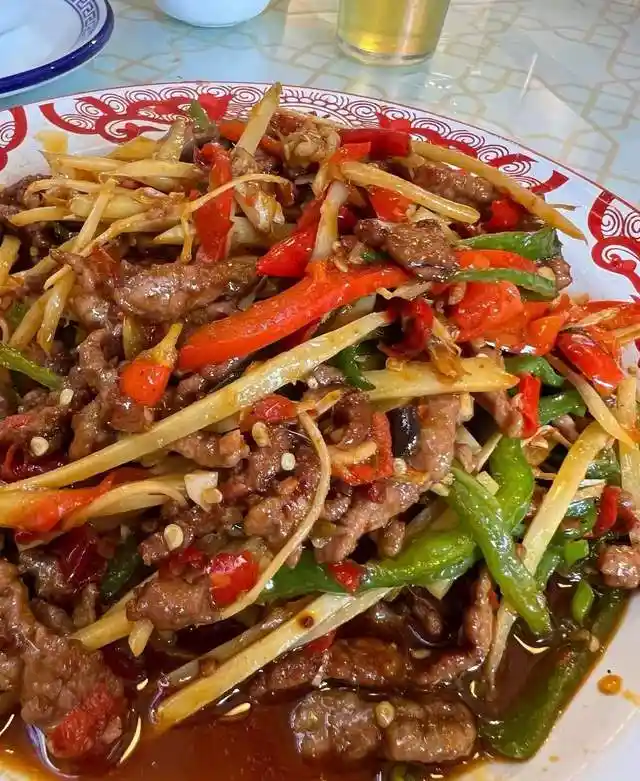 四川老店探秘：肥肠香飘自贡，这道下饭菜你尝过吗？