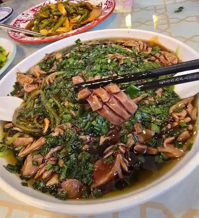 四川老店探秘：肥肠香飘自贡，这道下饭菜你尝过吗？