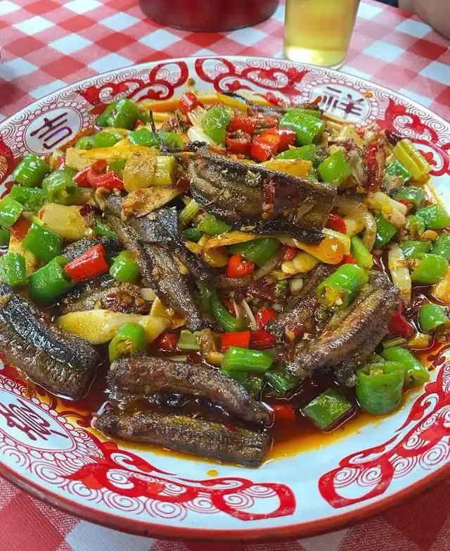 四川老店探秘：肥肠香飘自贡，这道下饭菜你尝过吗？