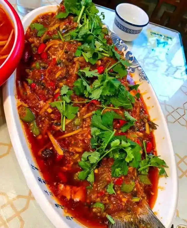 四川老店探秘：肥肠香飘自贡，这道下饭菜你尝过吗？