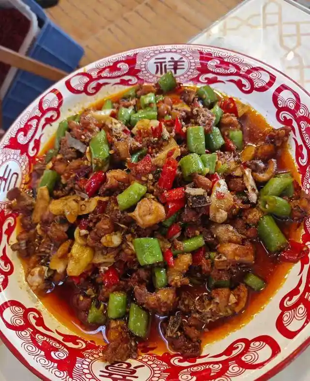 四川老店探秘：肥肠香飘自贡，这道下饭菜你尝过吗？