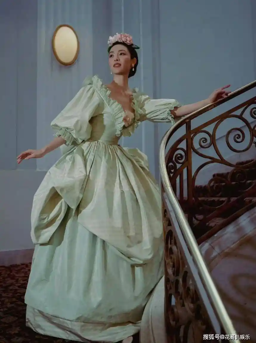 钟楚曦Vogue封面引争议，网友怒斥：时尚圈要封杀她？