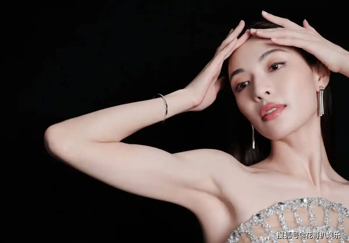 钟楚曦Vogue封面引争议，网友怒斥：时尚圈要封杀她？