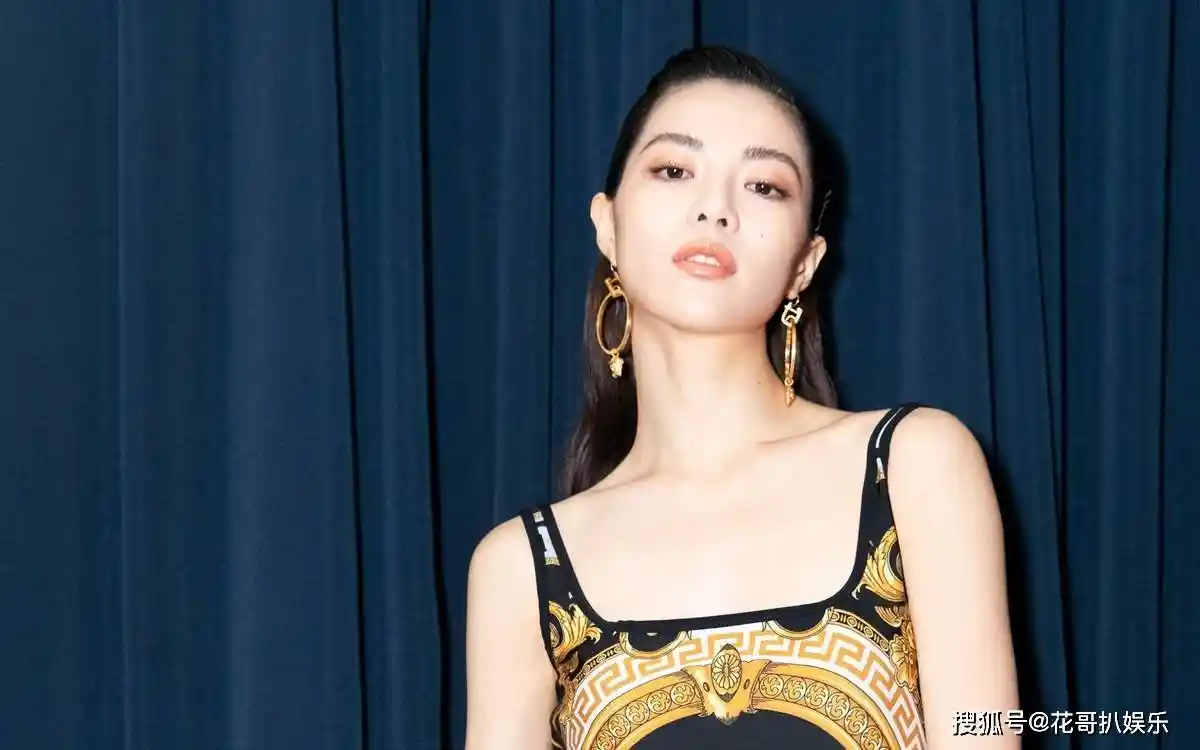 钟楚曦Vogue封面引争议，网友怒斥：时尚圈要封杀她？