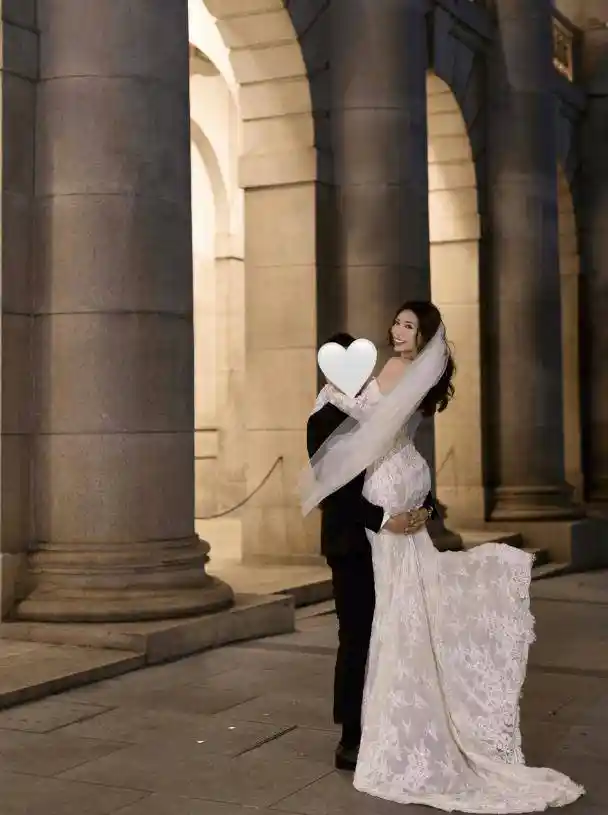 梁凯宁透视婚纱照曝光！性感身材引热议，高大未婚夫现身