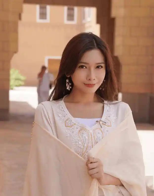 梁凯宁透视婚纱照曝光！性感身材引热议，高大未婚夫现身