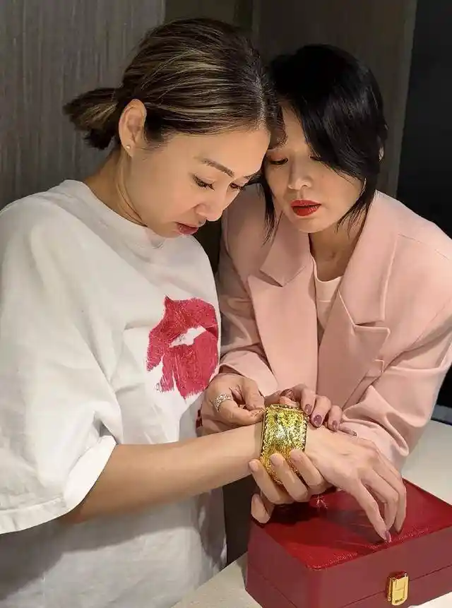 胡定欣疑似怀孕！恋爱一年闪嫁男友引热议