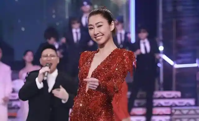 胡定欣疑似怀孕！恋爱一年闪嫁男友引热议