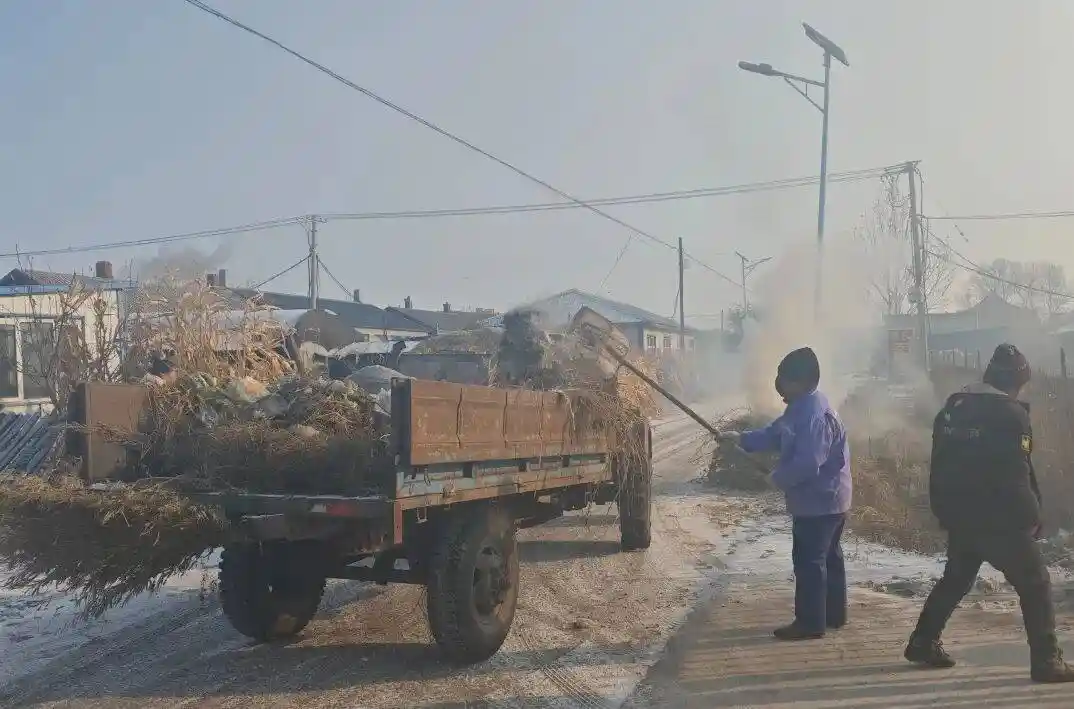 北安通北镇：秸秆变废为宝 主干道焕新颜