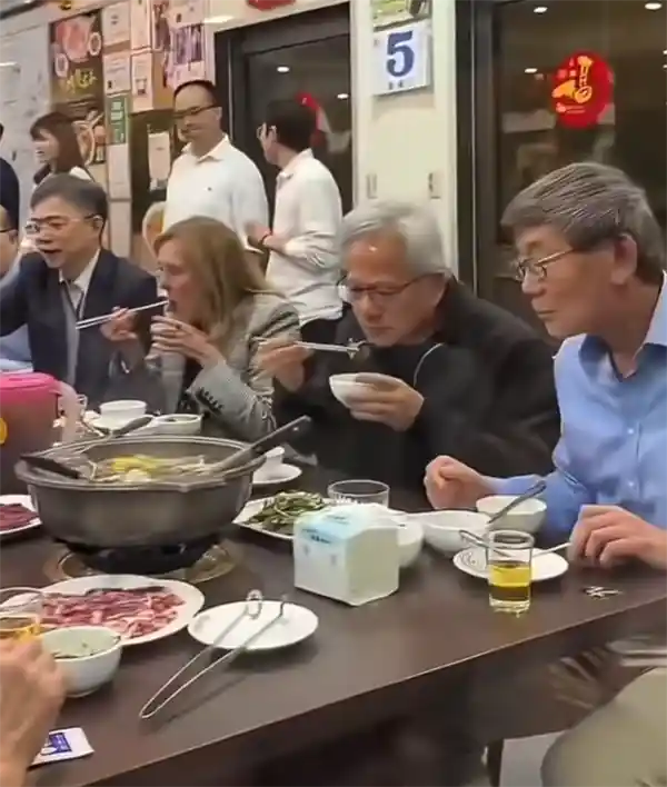 黄仁勋台湾行：火锅店卖萌，科技大佬的接地气时刻