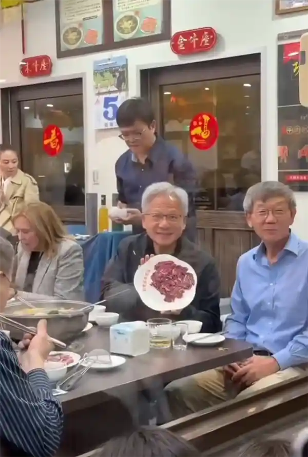 黄仁勋台湾行：火锅店卖萌，科技大佬的接地气时刻