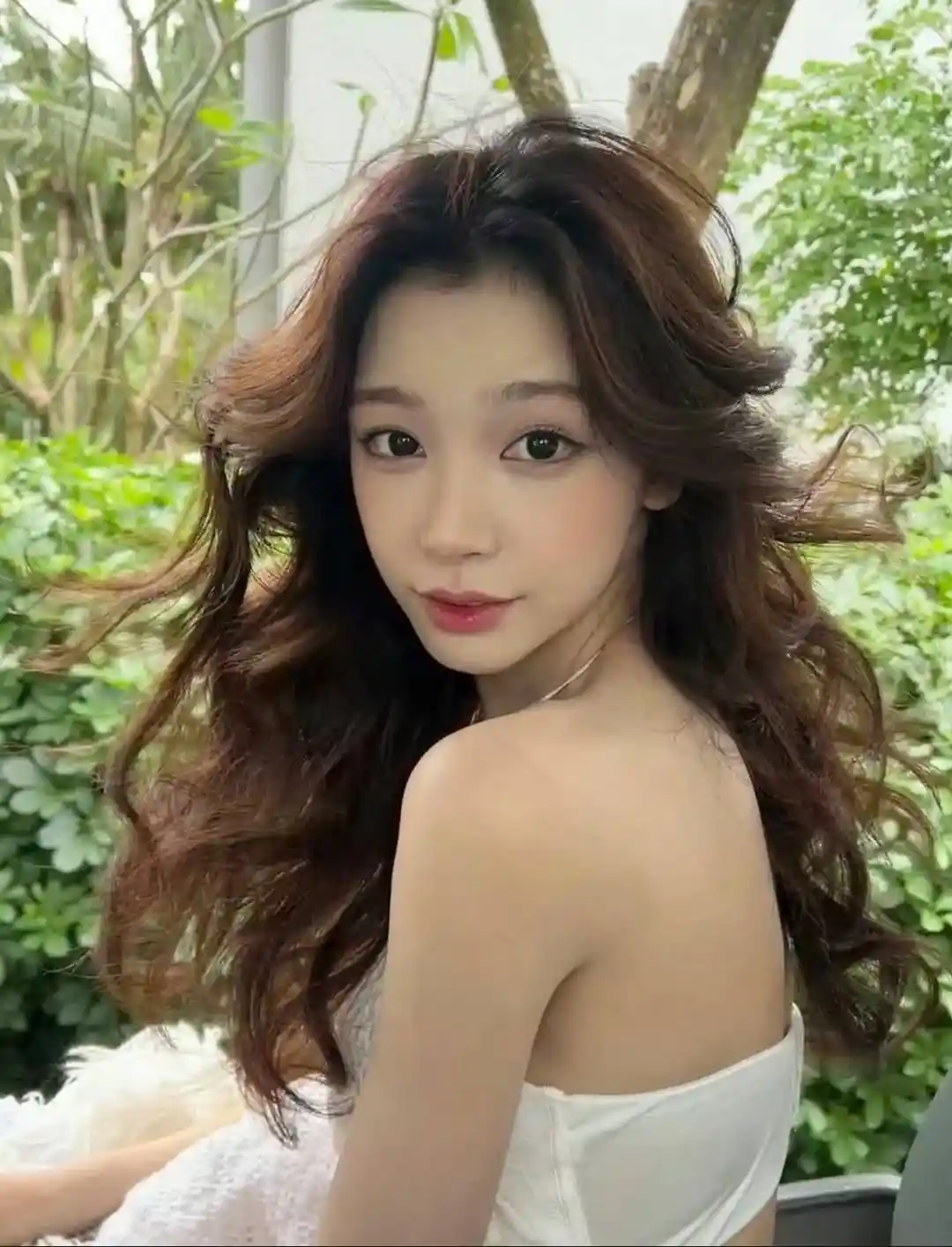 胡彦斌易梦玲马尔代夫密吻照曝光，偶像恋情再掀热议