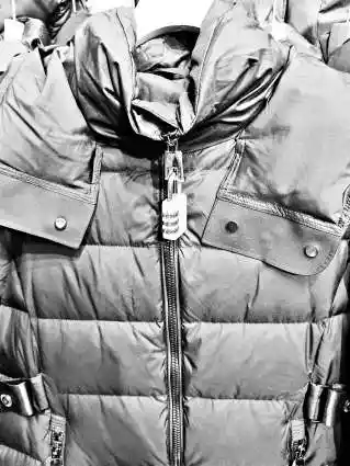 巨型吊牌暗藏密码锁：一场关于诚信的都市迷局