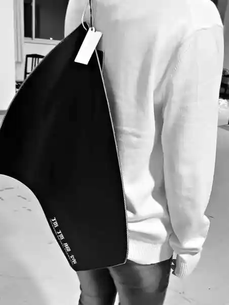 巨型吊牌暗藏密码锁：一场关于诚信的都市迷局