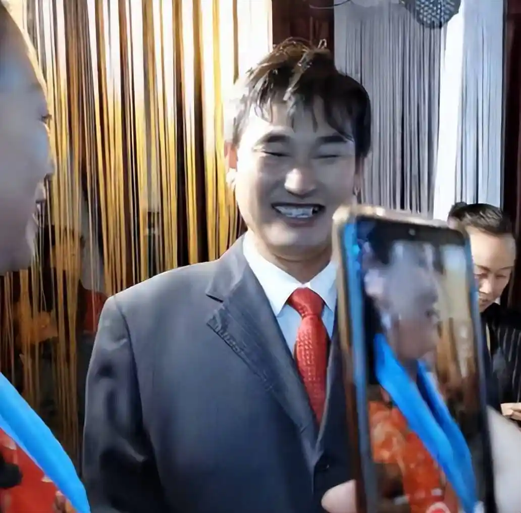 大衣哥前儿媳陈亚楠：从风波到笑谈，命运翻转引热议