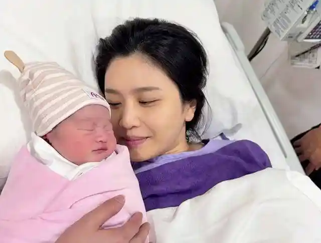 林芊妤剖腹诞女，孕期验血惊现染色体异常真相