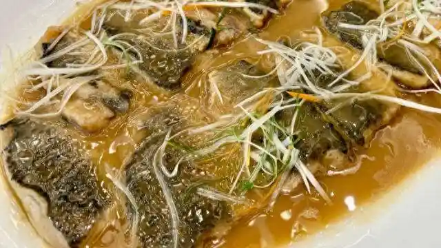 无骨鲫鱼秘技曝光！名厨独家揭秘去刺绝活，鱼肉鲜嫩零刺感