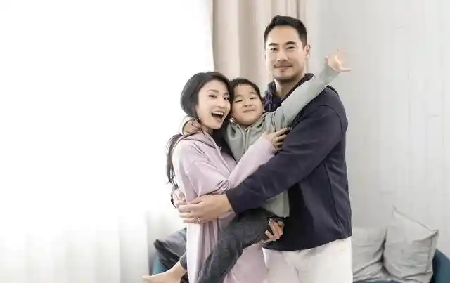 林芊妤剖腹诞女，孕期验血惊现染色体异常引关注