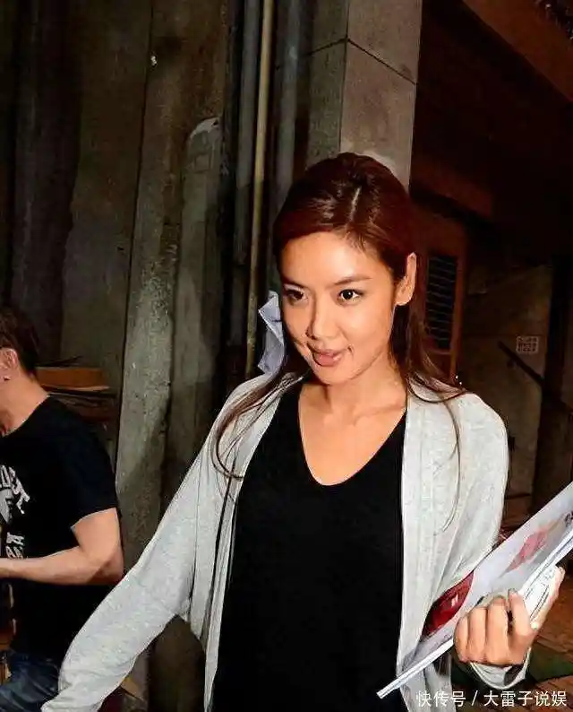 44岁独居、蜗居老破小：当年拒嫁黎明的她，如今在朋友圈晒泡面配文‘人生没有如果’