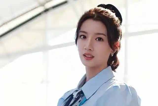 蔡思贝两年无戏可拍引关注，神秘贵人出手助她待嫁？