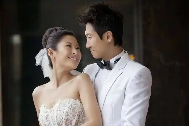 周家蔚洪天明夫妇骤迁深圳，港星家庭告别香港开启新篇章