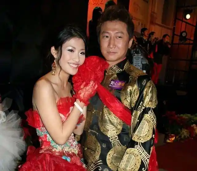 周家蔚洪天明夫妇骤迁深圳，港星家庭告别香港开启新篇章