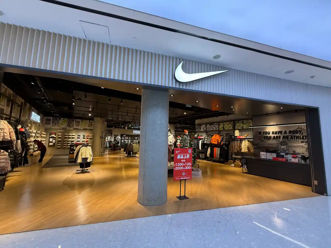 耐克转型阵痛期：第二财季业绩释放哪些信号？