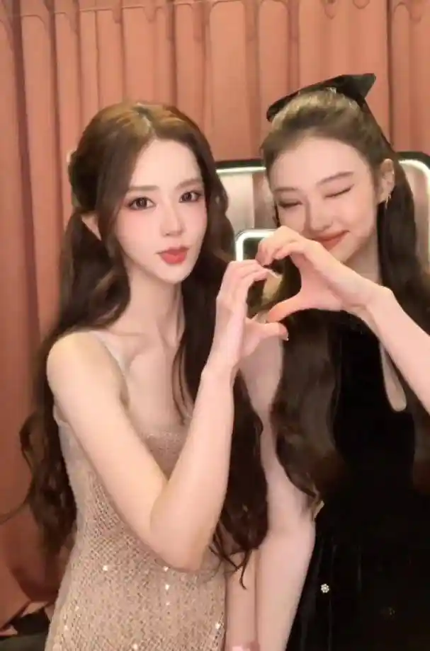 恐龙少女特蕾莎空降韩团舞台！颜值网红×K-pop女团跨界合拍引爆全网osaur-verse热潮