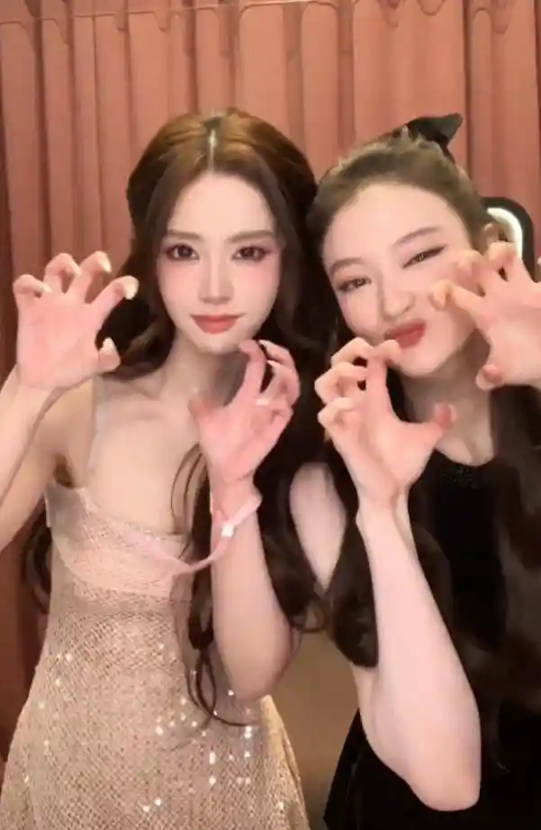 恐龙少女特蕾莎空降韩团舞台！颜值网红×K-pop女团跨界合拍引爆全网osaur-verse热潮