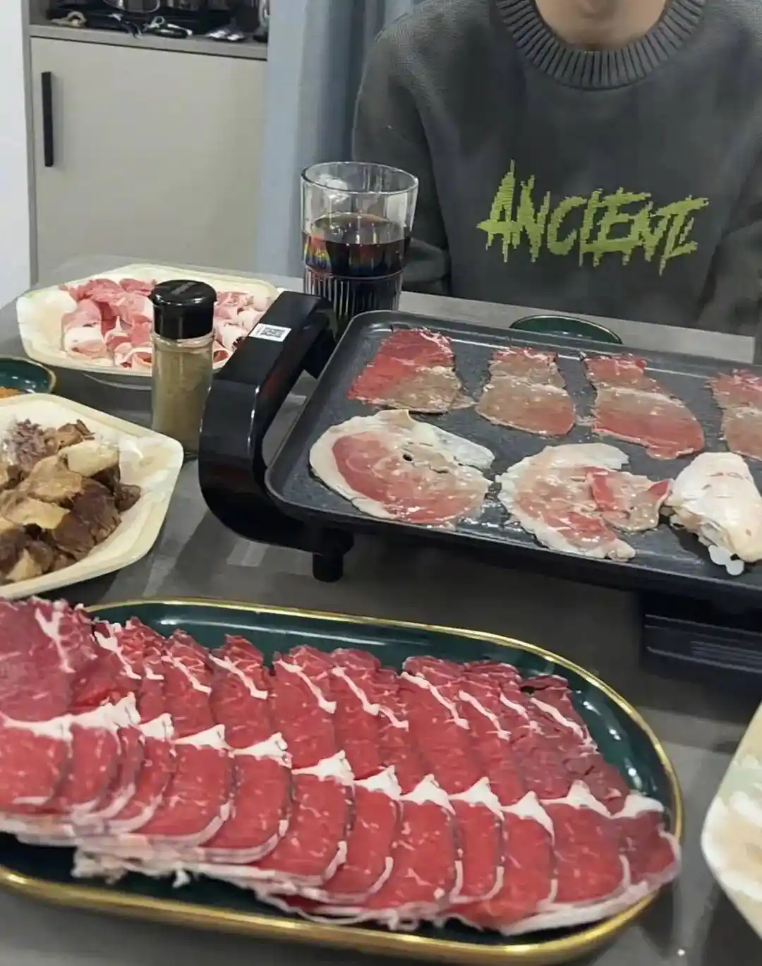 浙江妈妈硬核早餐杀疯了!烤肉+火锅+酸菜鱼+糖葫芦四宫格空降高中生餐桌,儿子当场笑出腹肌,全网求同款续命套餐