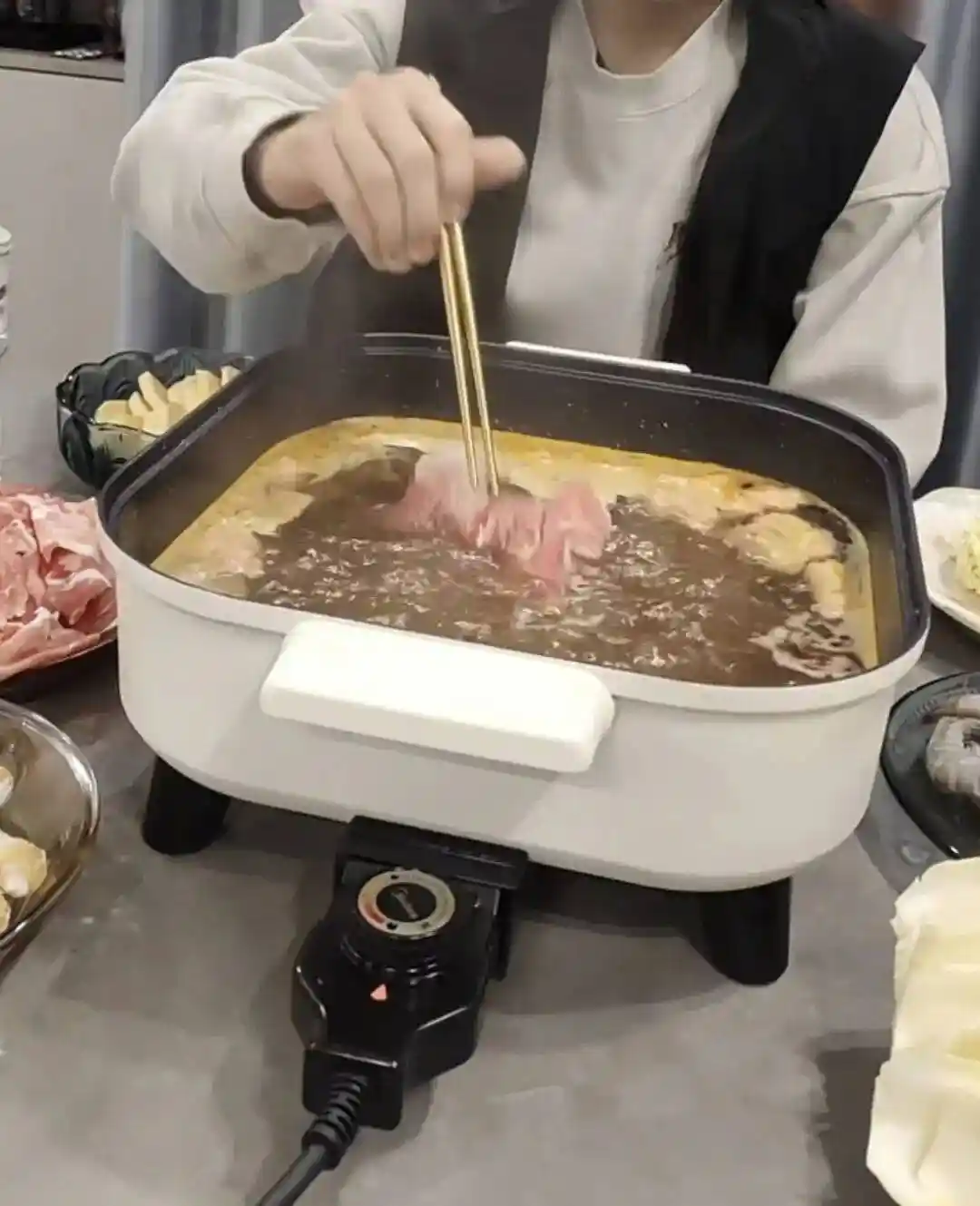 浙江妈妈硬核早餐杀疯了!烤肉+火锅+酸菜鱼+糖葫芦四宫格空降高中生餐桌,儿子当场笑出腹肌,全网求同款续命套餐