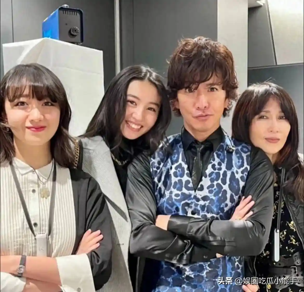 木村拓哉工藤静香遛狗被拍，情侣包+青春穿搭引热议