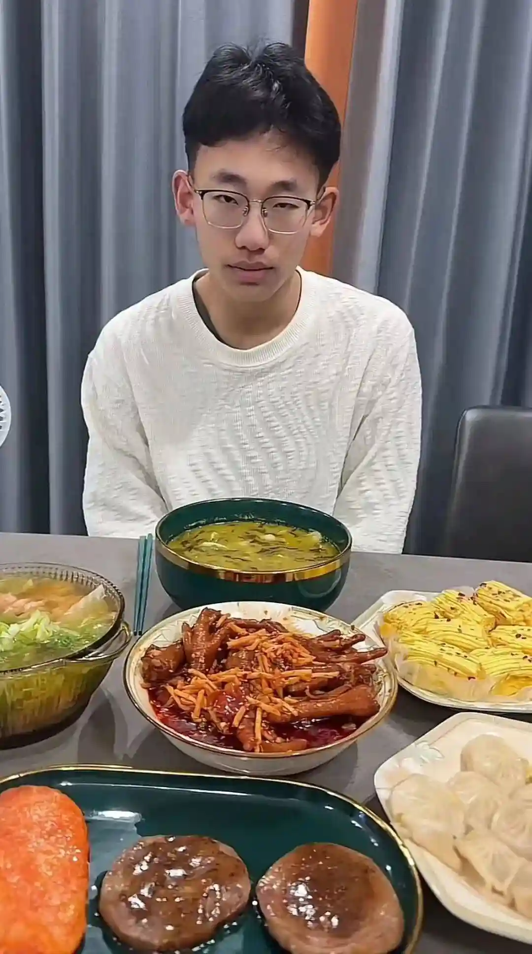 浙江妈妈硬核早餐杀疯了！烤肉+火锅+酸菜鱼+糖葫芦四连炸，高中生儿子当场笑跪：妈，这是要送我上清华还是上热搜？