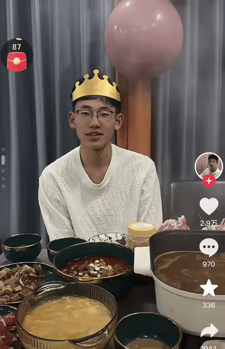 浙江妈妈硬核早餐杀疯了!烤肉+火锅+酸菜鱼+糖葫芦四连炸,高中生儿子当场笑跪:妈,这是要送我上清华还是上热搜?