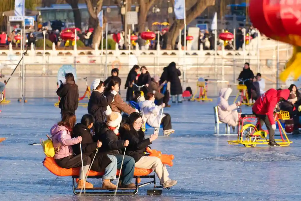 冰趣新玩法：北京什刹海上演冷艳时尚秀