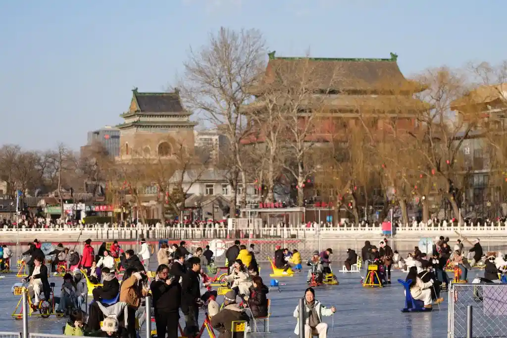 冰趣新玩法：北京什刹海上演冷艳时尚秀