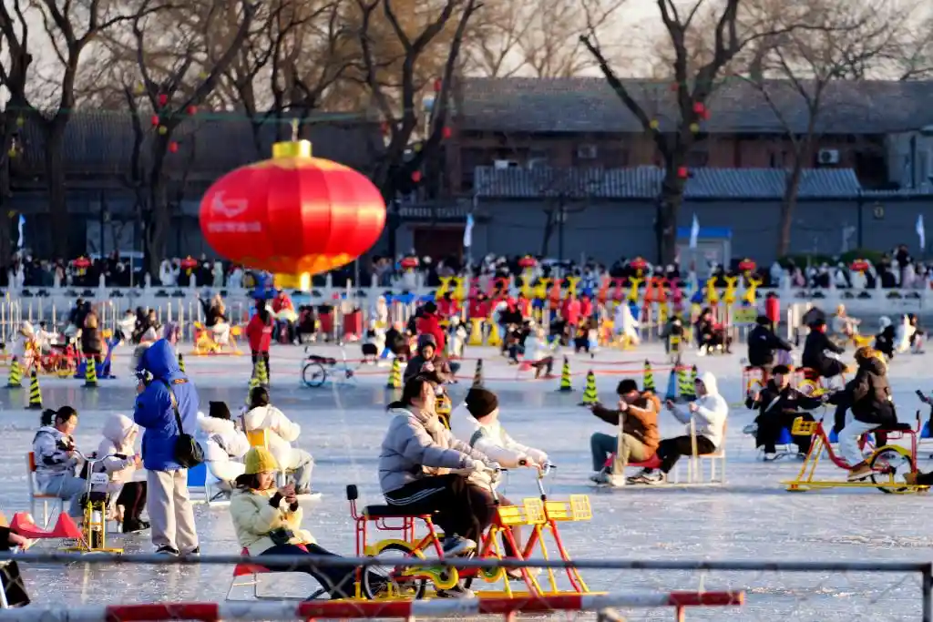 冰趣新玩法：北京什刹海上演冷艳时尚秀