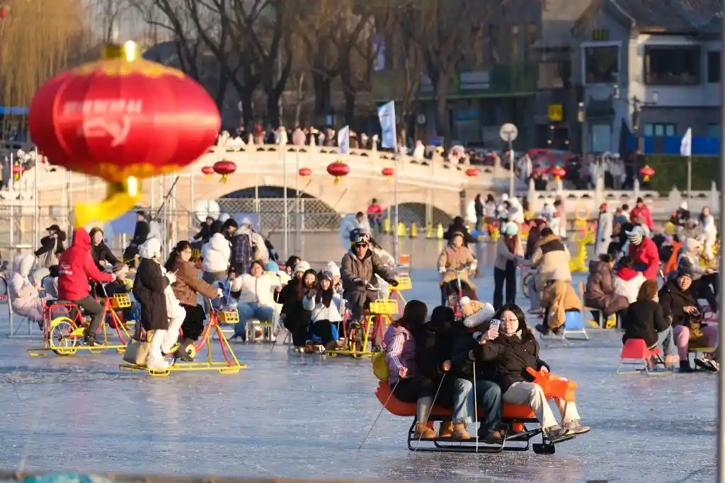 冰趣新玩法：北京什刹海上演冷艳时尚秀