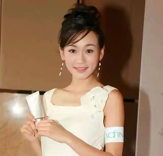 TVB前港姐冠军杨思琦直播翻车！古装造型撞衫广场舞阿姨，网友怒刷寻秦记变寻大妈